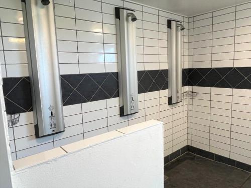 希茨海尔斯Hirtshals Idrætscenter - Vandrehjem - Hostel的浴室设有三面镜子,墙上铺有瓷砖
