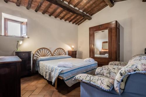 索拉诺La Tana della Volpe的一间卧室配有两张床和镜子