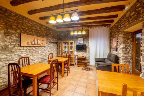 若多纳约尔达乡村酒店的客厅设有木桌和石墙