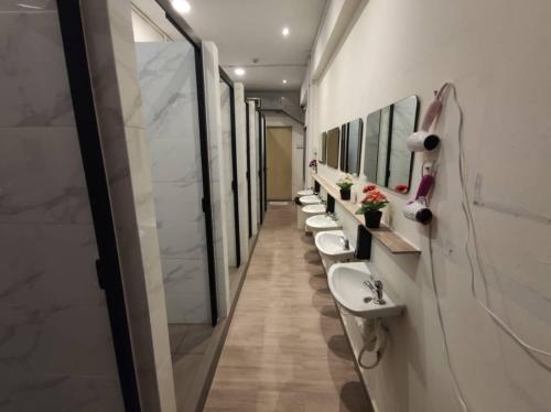 新加坡BEAT Arts Hostel at Chinatown的浴室设有一排盥洗盆和镜子