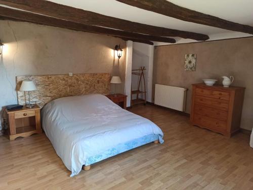 NonvilleGîte Nonville, 3 pièces, 6 personnes - FR-1-589-427的卧室配有白色的床,铺有木地板