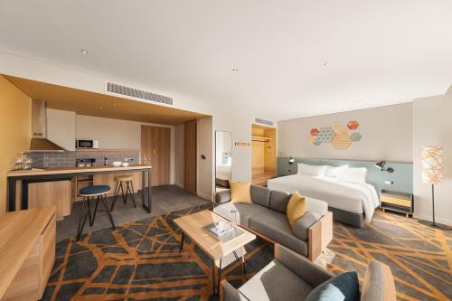 顺安HIIVE by Fusion Binh Duong的酒店客房带一张床和一个厨房