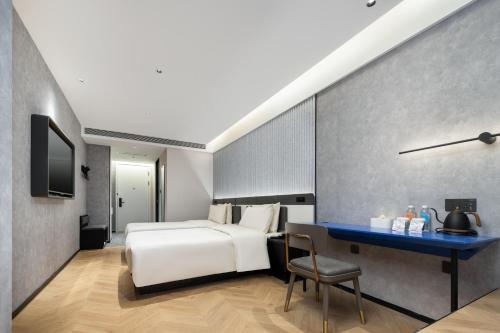 上海上海闵行马桥轻居酒店的配有一张床和一张书桌的酒店客房