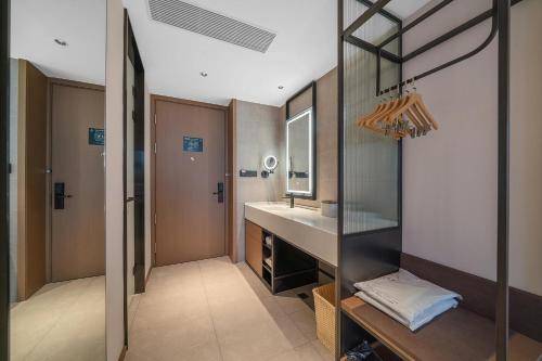 重庆重庆两江新区金科中心亚朵酒店的一间带水槽和镜子的浴室