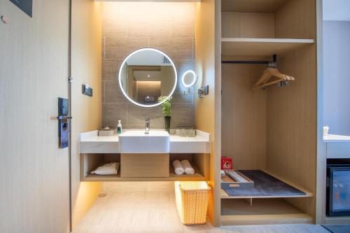 武汉武汉理工大学街道口亚朵酒店的一间带水槽和镜子的浴室