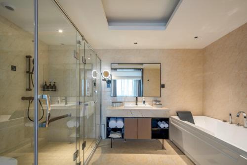 杭州杭州文一路亚朵X酒店的一间带水槽、浴缸和淋浴的浴室