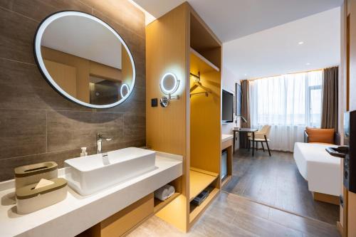 延吉延吉百货大楼西市场亚朵X酒店的一间带水槽和镜子的浴室