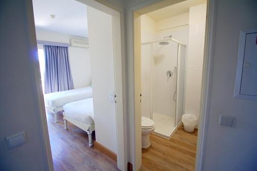 阿尔曼萨WOT Algarve的一间带卫生间、一张床和淋浴的浴室