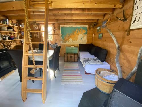 Bardu Huskylodge的带双层床和梯子的客房