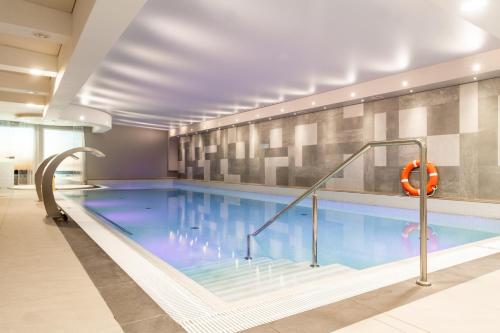 斯维诺乌伊希切Hotel & Spa Trzy Wyspy的大楼内的大型室内游泳池