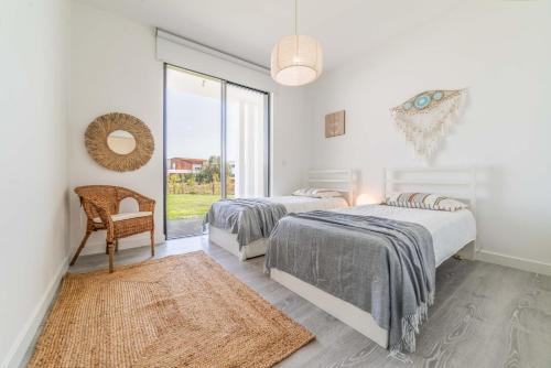 Quinta do CondeVilla Arrabida的白色客房的两张床,设有窗户