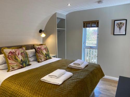 库珀Beechnut Lodge with Hot Tub的一间卧室配有一张床,上面有两条毛巾