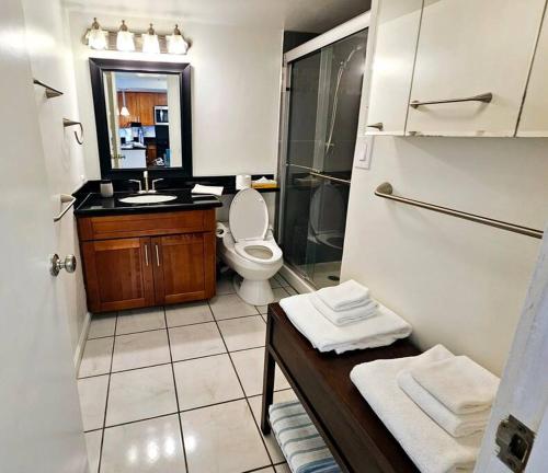 檀香山Ilikai Hotel Condo with Kitchen and Ocean View的浴室配有卫生间、盥洗盆和淋浴。