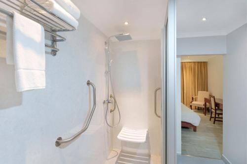利文斯顿利文斯通普罗蒂亚酒店的带淋浴的浴室和玻璃门