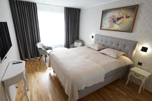 沃鲁Promenaadi Apartment的一间卧室设有一张大床和一个窗户。