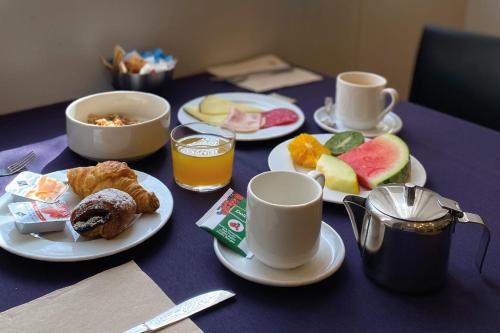 巴塞罗那奧尼克斯里塞欧酒店的餐桌,盘子上放着食物和咖啡