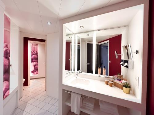 兰斯兰斯中心教堂美居酒店的一间带水槽和大镜子的浴室