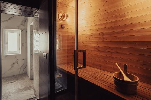 那不勒斯La bella vita luxury apartament and travel solution的一间设有木墙和木碗的桑拿浴室