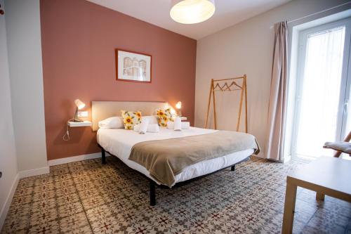 塞维利亚Apartamentos Doña Concha的一间卧室配有一张带两盏灯的床。