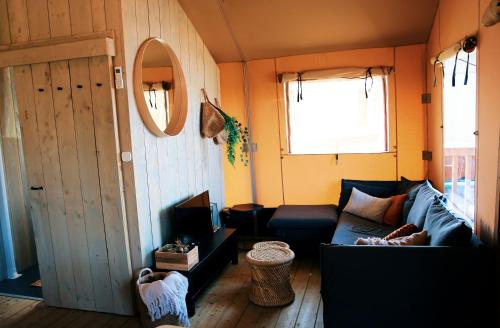 AlphenLuxury Lake Lodge的带沙发和窗户的客厅