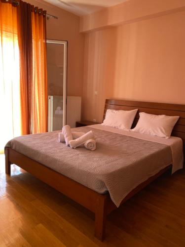 Ágios ProkópiosOlive Garden House的一间卧室配有一张床,上面有两条毛巾