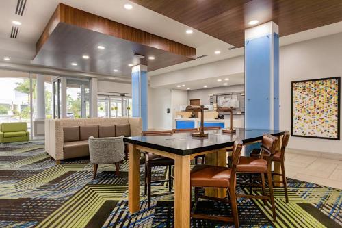 米拉玛Holiday Inn Express & Suites - Miramar, an IHG Hotel的一间带桌椅的用餐室