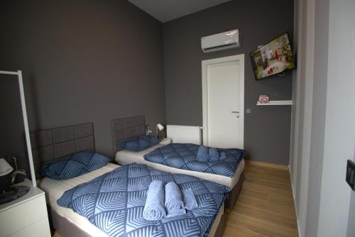 Velika MlakaRooms Matić的卧室设有两张单人床,配有蓝色床单