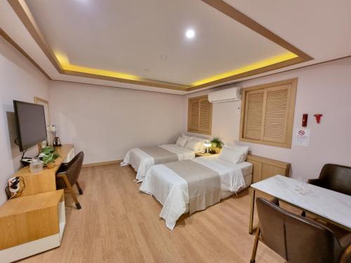 首尔LEX旅游酒店 的酒店客房设有两张床和电视。