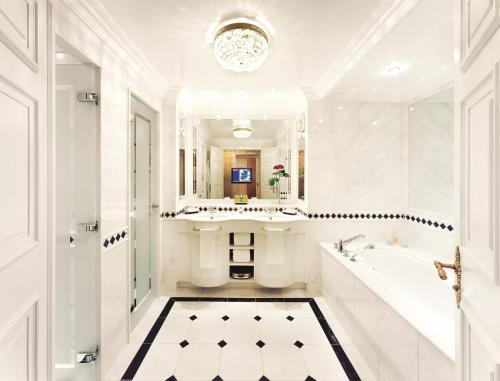 恩尼斯凯里宝尔势格酒店 - Autograph精选酒店系列的带浴缸、水槽和镜子的浴室