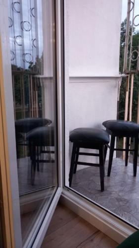 格但斯克Apartament Portowa OSTOJA的窗户享有带凳子的庭院的景致