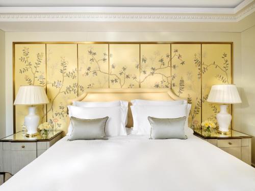 伦敦多切斯特酒店 - 多尔切斯特精选的一间卧室配有一张带两盏灯的大型白色床。