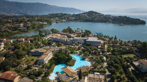 古维亚Dreams Corfu Resort & Spa - All Inclusive的享有湖上度假村的空中景致