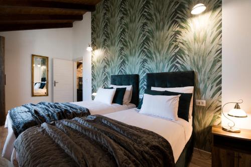 米欧纳Luxury Villa Nature with heated private pool, sauna & fire pit的一间卧室配有两张床和壁画