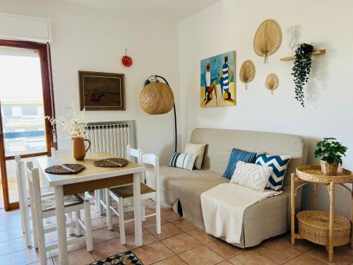 锡尔维玛丽娜Beach apartments Spiaggia Nascosta的客厅配有沙发和桌子