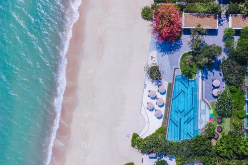 七岩斯攀瓦巴巴海滩俱乐部华欣酒店的享有海滩上方的游泳池和大海美景
