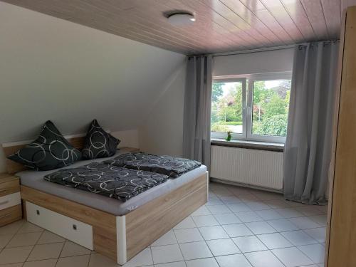 施内沃丁根Wruck,Ferienwohnung的一间卧室设有一张床和一个窗口