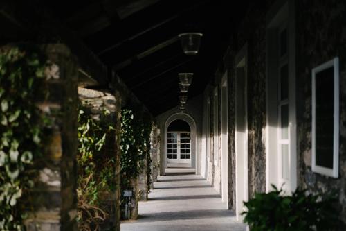 托玛斯镇Mount Juliet Estate, Autograph Collection的带有白色门的建筑走廊
