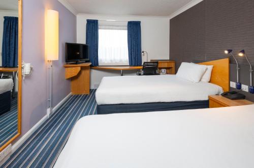 南安普敦南安普敦西智选假日酒店的一间酒店客房,设有两张床和电视