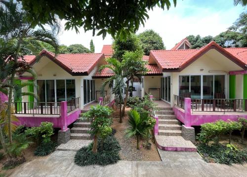 拉迈Mae Somboon House的粉色和绿色的画作