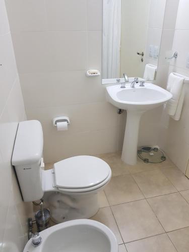 布宜诺斯艾利斯Jazzy-Habitación en Dpto Compartido的白色的浴室设有卫生间和水槽。