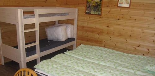 RuokolaPulla Karvisen Maatilamatkailussa的一间卧室配有两张双层床和一张床