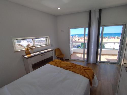 阿玛考德佩拉T2 - Praia Pescadores Frente Mar - Casas & Papéis的一间卧室配有一张床,享有海景