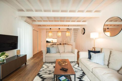 蓬塔德尔加达Azores Green Villas的客厅配有2张白色沙发和1张桌子