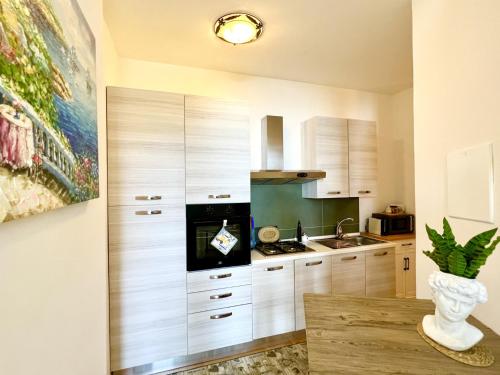 科麦里奥Antica dimora Villa Tatti-Tallacchini的厨房配有白色橱柜和水槽