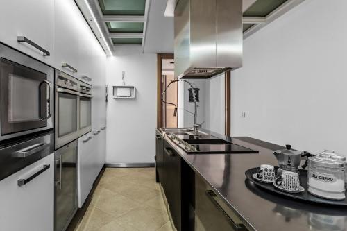 那不勒斯La bella vita luxury apartament and travel solution的厨房配有不锈钢用具和台面