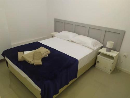 普拉亚Homing Plateau - Apartment in the city of Praia的一间卧室配有一张床,床上有浴袍