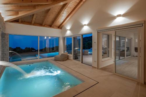 伊齐齐Luxury Villa Dana Indoor Pool and Sauna - Happy Rentals的景观别墅内的游泳池