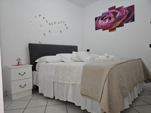 卡普里LA Giulia的一间卧室配有一张带白色床单的床和床头柜。