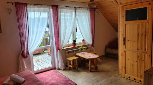 Agroturystyka Kasprzykówka的小房间设有桌子和窗户