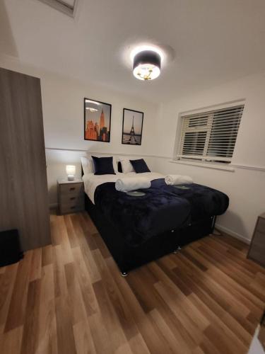 South OckendonLovely 2-Bed Apartment in Grays的一间卧室设有一张大床,铺有木地板
